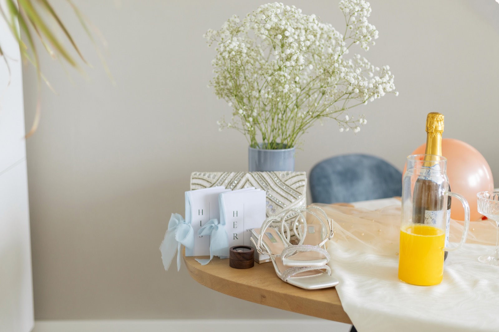 Trouwdetails op de ochtend van de bruiloft: hakken, champagne en gipskruid, bruidsfotografie door Amped Productions