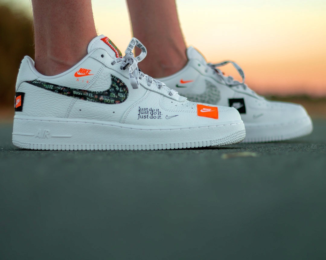 Productfotografie van witte sneakers op het asfalt tijdens golden hour, gefotografeerd door Amped Productions