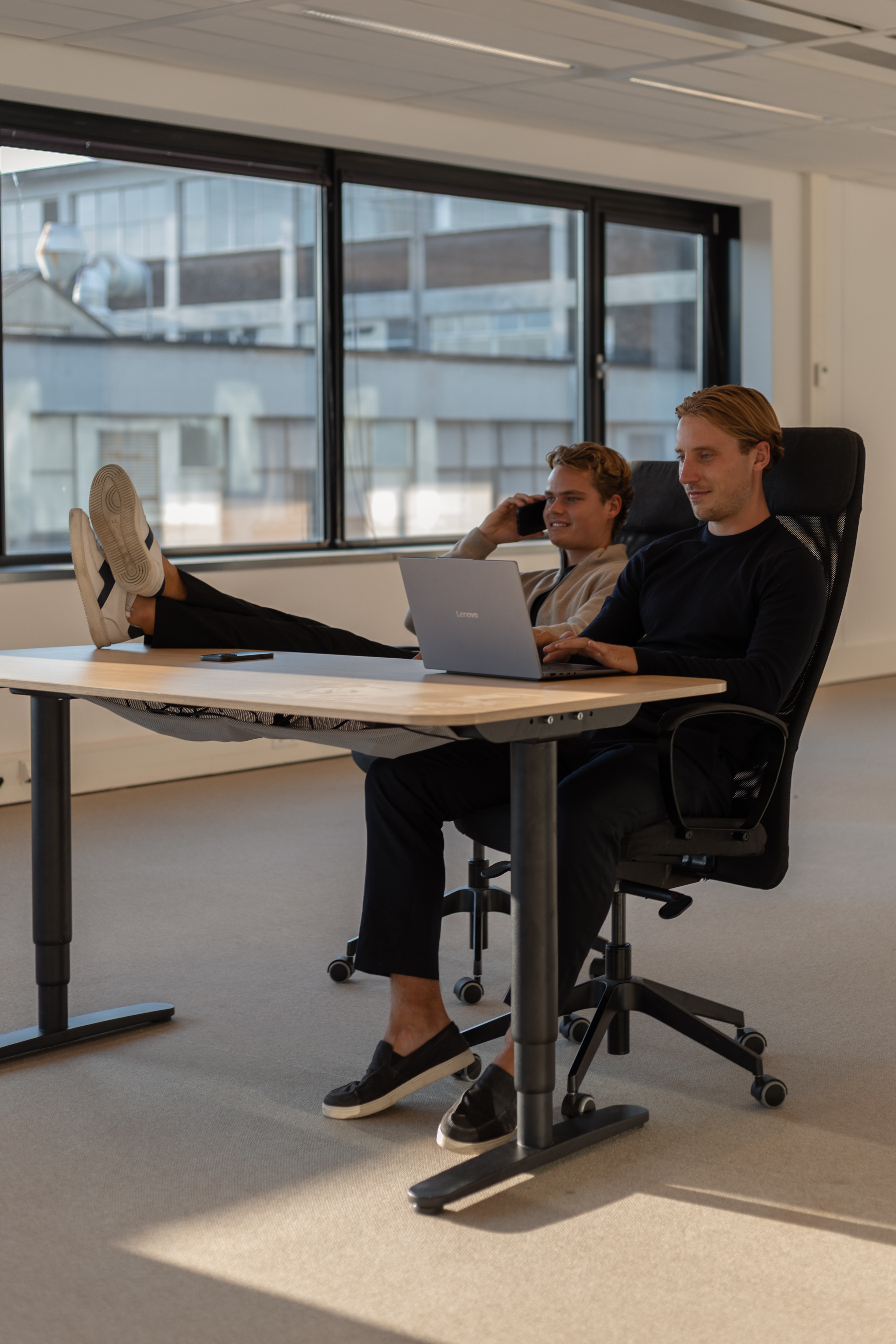 De koopmannen in gesprek met potentiële leads